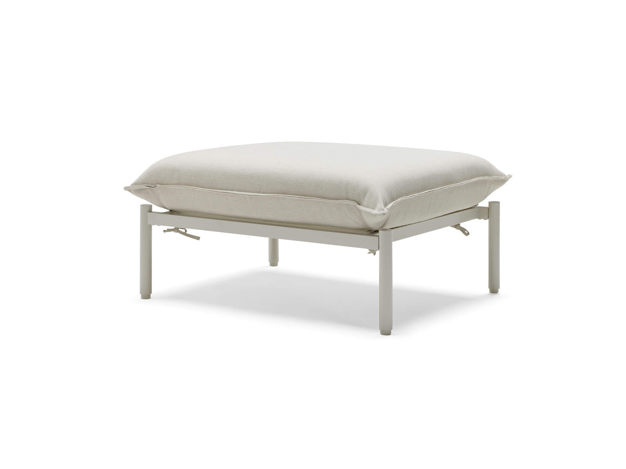 Vue d'angle avant du pouf extérieur avec coussins et pieds blancs